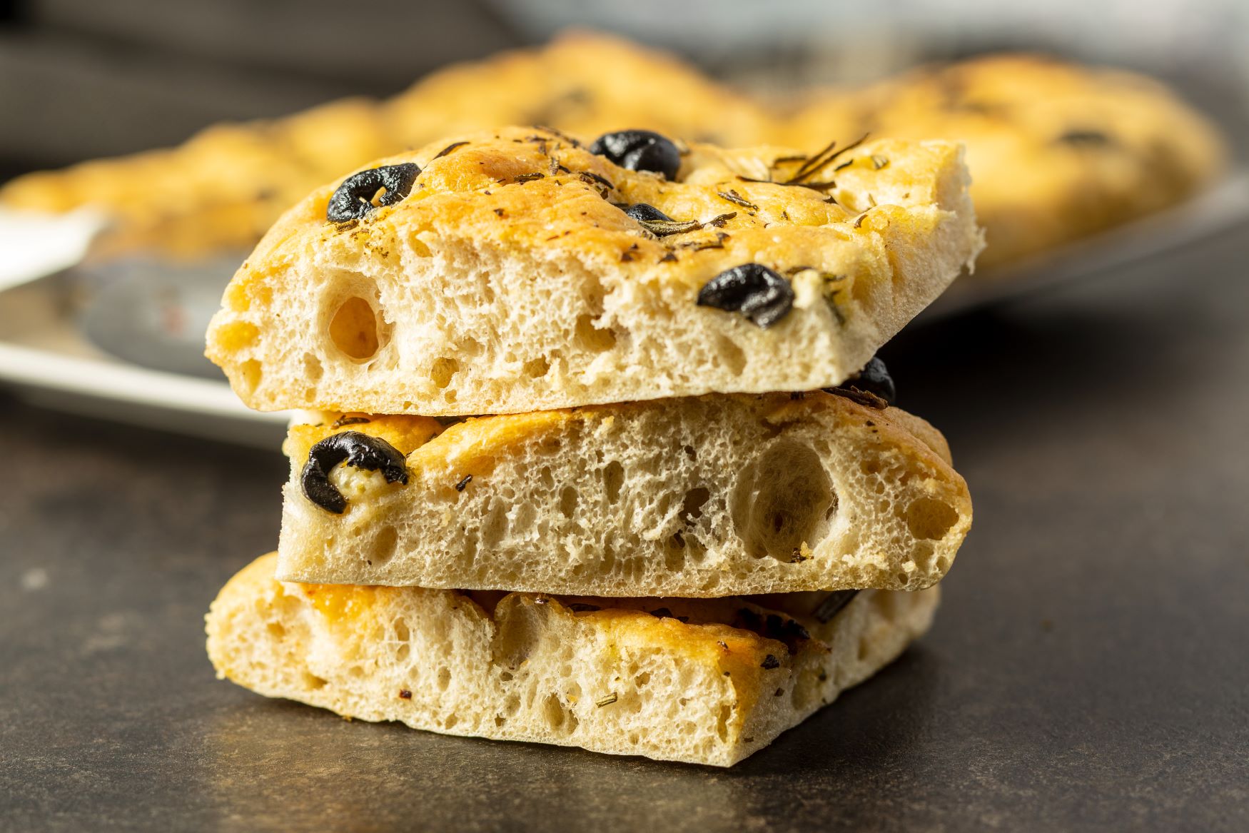 Basilic frais sur focaccia tiède, huile d’olive brute